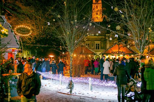 Vorschau Bild von Christkindlmarkt im Palmpark mit wundervollem Ausblick auf den
Kirchturm St. Stephan