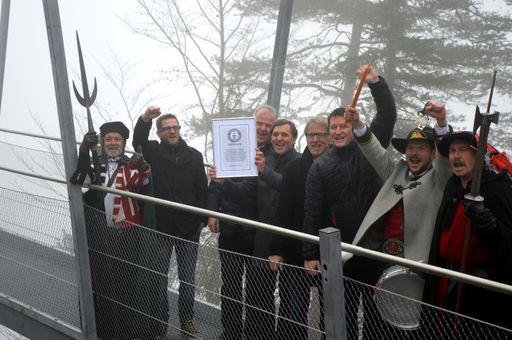  Nach einigen spannenden Tagen und Wochen darf
sich die highline179 nun über die Eintragung ins Guinness Buch in
der Kategorie Tibet Style Fußgängerhängebrücke freuen.