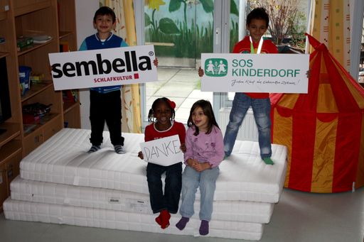  Seit 8 Jahren beliefert sembella die
österreichischen SOS-Kinderdörfer kostenlos mit hochwertigen
Matratzen und Betteinsätzen und trägt so dazu bei, dass die Kinder
gesund groß werden können.