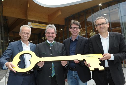  NÖVOG Geschäftsführer Gerhard Stindl und
Verkehrslandesrat Karl Wilfing übergeben symbolisch den Schlüssel
der Remise an die Vertreter der Niederösterreichischen
Landesausstellungen, Projektleiter Guido Wirth und Geschäftsführer
Kurt Farasin. (© NÖVOG / Gabriele Moser).