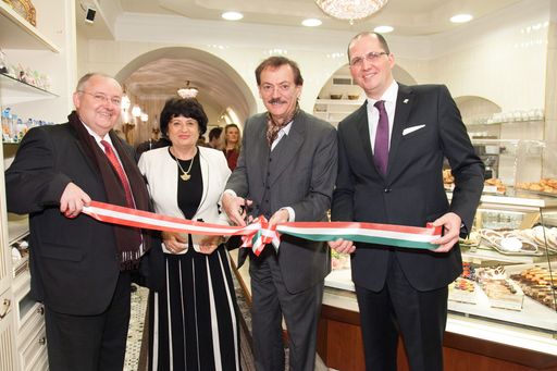  http://www.apa-fotoservice.at/galerie/6210/ Im Bild
v.l.n.r.: Stefan Haderer (Miteigentümer Mathias Szamos Konfiserie),
Gabriella Szamos (Gründerin der Firma Szamos in Ungarn), KR Josef
Bitzinger (Wirtschaftskammer Österreich) , Dir. Balázs Kovács
(Ungarisches Tourismusamt Wien)