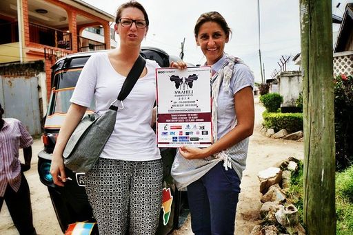  Stefanie Kaiser und Martina Ressmann halten das
druckfrische Plakat der Swahili Fashion Week in ihren Händen -
Endlich ist es so weit: AFRIKAdirndl präsentiert seine neue
Kollektion