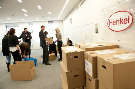 Vorschau Bild von Henkel-Mitarbeiter sammeln am „Corporate
Volunteering Day“ Waren des täglichen Bedarfs und spenden diese an
karitative Einrichtungen.