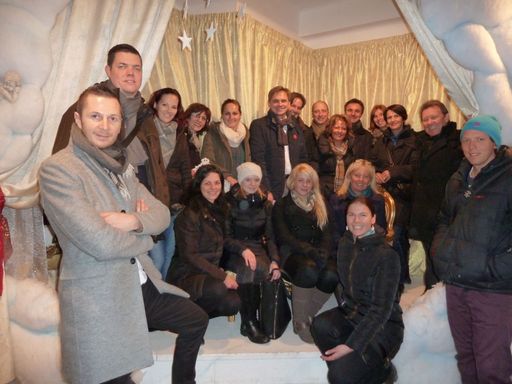 Vorschau Bild von Die TeilnehmerInnen bei der Besichtigung der
Welser Weihnachtswelt im "Wohnzimmer des Christkindes", welches im
Welser Ledererturm eingerichtet wurde.