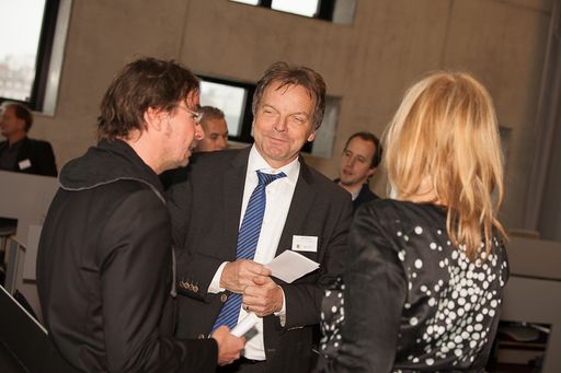 Vorschau Bild von Andreas Kous, Geschäftsführer Team Microsoccer OG, Günter
Benischek (Leiter Social Banking und Mitglied des Vorstandes Zweite
Sparkasse, Operatives Team der Social City Wien), Mag.a Anna Steiger
(Vizerektorin für Personal und Gender TU Wien, ExpertInnenbeirat
Social City Wien)