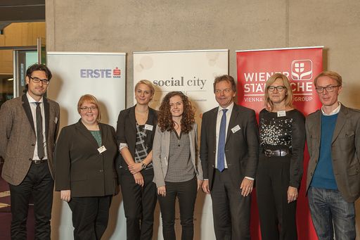  (v.l.n.r.) Ionut Emil Diaconu, BA (Stv. Geschäftsführer der
Social City Wien), Jasmin Piribauer, Bakk.phil. (Social City Wien
Öffentlichkeitsarbeit), Hannah Poppenwimmer, Bakk.phil. (Social City
Wien Öffentlichkeitsarbeit), Mag.a Jenny Kuhn (Projektleiterin
Service Learning der Social City Wien), Günter Benischek (Leiter
Social Banking und Mitglied des Vorstandes Zweite Sparkasse,
Operatives Team der Social City Wien), Mag.a Anna Steiger
(Vizerektorin für Personal und Gender TU Wien, ExpertInnenbeirat
Social City Wien), MMag. Reinhard Millner (Researcher
Kompetenzzentrum für Nonprofit Organisationen und Social
Entrepreneurship, ExpertInnenbeirat Social City Wien)