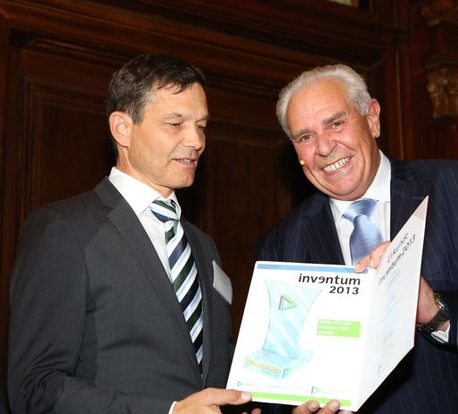 Vorschau Bild von Verleihung „Inventum 2013“ in Silber. Im Bild vlnr:
Hr. Dr. Klaus Pastl und der Österr. Patentamtspräsident Dr. Rödler