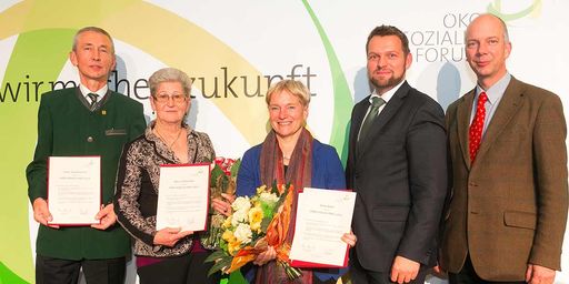 Kudlich Preisträger 2014 Erwin Stubenschrott, Agnes
Schierhuber und Ulrike Böker mit dem Generalsekretär des Ökosozialen
Forums Hans Mayrhofer und dem Vizepräsidenten des Ökosozialen Forums
Felix Montecuccoli