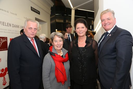  http://www.apa-fotoservice.at/galerie/6205 Im Bild
vlnr.: Rudolf Hundstorfer (Bundesminister für Arbeit, Soziales und
Konsumentenschutz), Margit Fischer (Ehefrau des Bundespräsidenten),
Karin Risser, MAS (Patin des Nikolauszuges), Franz Schnabl
(Präsident des Arbeiter-Samariter-Bund Österreichs)
