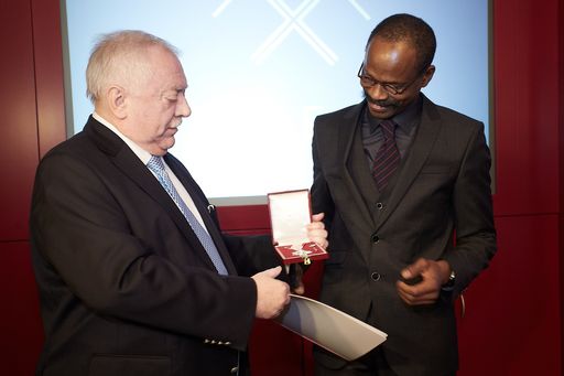  http://www.apa-fotoservice.at/galerie/6241 Im
Bild v.l.n.r. Bürgermeister Michael Häupl übergibt das Silberne
Verdienstzeichen des Landes Wien an Keita Djibril, Barleiter der
Silver Bar des Hotel Triest