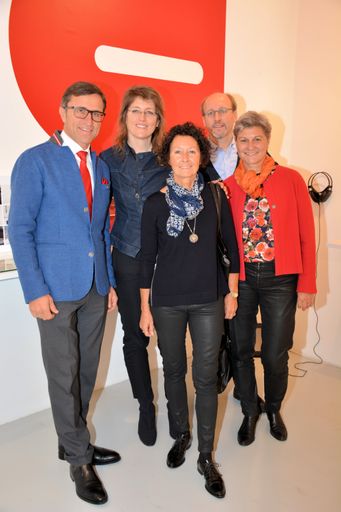 Vorschau Bild von v.l.: Josef Margreiter (Tirol Werbung), Anita
Kern (Ausstellungskuratorin), Elisabeth Mittermayr (Tochter von
Arthur Zelger), Kurt Höretzeder (WEI SRAUM/ Ausstellungskurator),
Nicola Schlachter-Zelger (Tochter von Arthur Zelger)