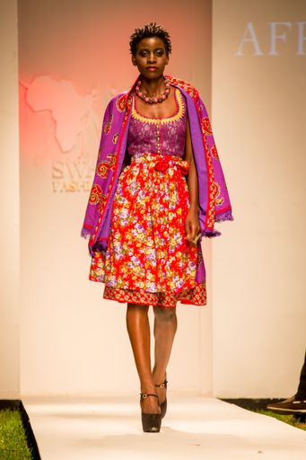  Neu an der Kollektion sind die Capes, die als
Umhang für das AFRIKAdirndl an kühlen Tagen dienen.
