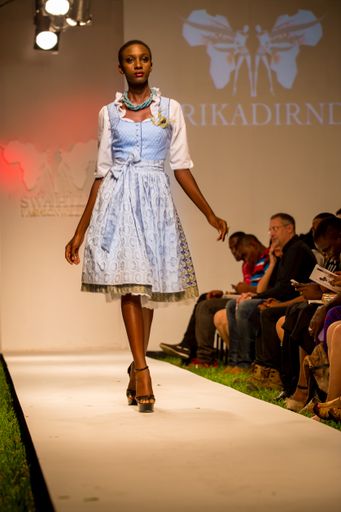 Vorschau Bild von Die hohe Qualität der Stoffe - besonders die
verwendeten Seidenstoffe - runden die Eleganz der Kleider ab.