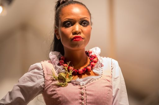 Vorschau Bild von Für die Accessoires hat sich AFRIKAdirndl die Hilfe
von Mr. Spice Abeid auf Sansibar geholt. Er hat exklusiv für
AFRIKAdirndl Stern-Ringe und Haarschmuck in Froschformen aus
Bananenblättern angefertigt und dabei eine spezielle Falttechnik
verwendet. Die Halsketten wurden von "Jina langu ni ..."
bereitgestellt - einer in Dar Es Salaam ansässige NGO.