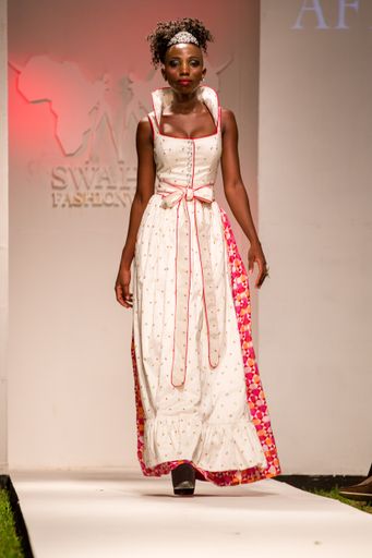 Vorschau Bild von Das absolute Highlight des Abends stellte das
bodenlange AFRIKAdirndl dar, für das der traditionelle Kärntner mit
Streublumen bestickte Seidenstoff in Kombination mit einem modernen
afrikanischen Print verwendet wurde.