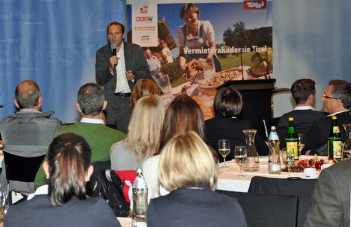 Vorschau Bild von Referent Gernot Memmer, Geschäftsführer Kohl und Partner,
diskutierte am 4. Dezember im Tiroler Landhaus mit Tiroler
Tourismus-Geschäftsführern, Bildungsbeauftragten und
Vermietercoaches fünf Thesen für Destinationsaufgaben der Zukunft.