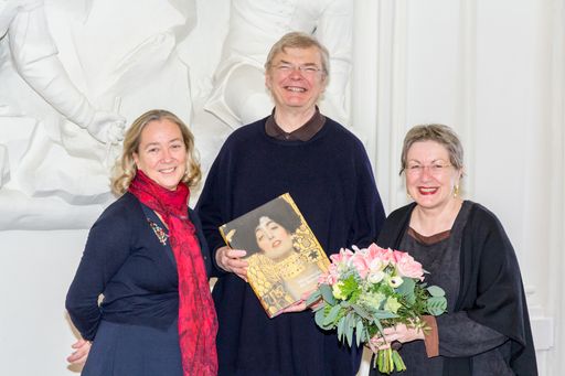  Direktorin Agnes Husslein-Arco gratuliert den millionsten
Besuchern Ernie Klaner und Franz Mayrhofer im Winterpalais des
Belvedere.