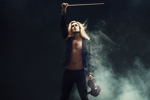 Der in Aachen geborene Stargeiger David Garrett
kommt am 28. Juni 2015 samt seiner legendären Band und einem großen
Orchester zum einzigen Österreich Open Air an den Schwarzlsee bei
Graz.