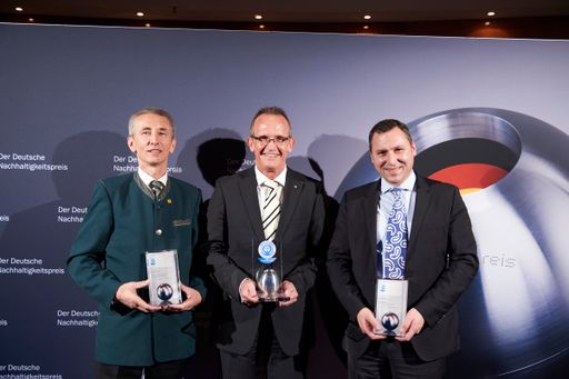  Im Bild v.l.n.r.: Erwin Stubenschrott, KWB; Reinhold Schlierkamp,
Kyocera; Martin Multhaupt, Hülsta