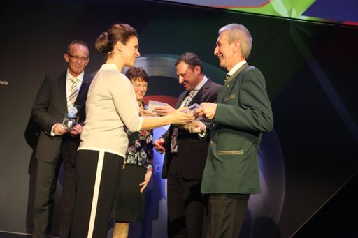 Vorschau Bild von Katharina Witt gibt Auszeichnung an Erwin Stubenschrott