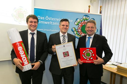 Vorschau Bild von BM Andrä Rupprechter übergibt die Urkunde und Plakette an die
Vertreter von Kores Österreich, Geschäftsführer Mag. Helmut Bruckner
und Verkaufsleiter Mag. Alexander Peschel