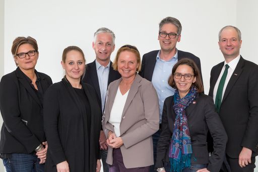  Der Fachbeirat der APA-OTS Tourismuspresse
diskutierte anlässlich der jährlichen Tagung neue Entwicklungen der
PR-Arbeit und die Chancen innovativen Content-Marketings. v.l.n.r.:
Karin Thiller, Geschäftsführerin APA-OTS Originaltext-Service Gmbh
und ihrer Unit Tourismuspresse; Jutta Scalet, Produktmanagerin
Tourismuspresse; Thomas Reisenzahn, Geschäftsführer und
Gesellschafter PRODINGER | GFB TOURISMUSBERATUNG; Petra Stolba,
Geschäftsführerin Österreich Werbung; Stefan Kröll, Geschäftsführer
pro.media kommunikation GmbH (Vorsitzender des Fachbeirates); Ulrike
Rauch-Keschmann, Leiterin Unternehmenskommunikation der Österreich
Werbung; Rainer Ribing, Geschäftsführer Bundessparte Tourismus und
Freizeitwirtschaft/WKÖ.