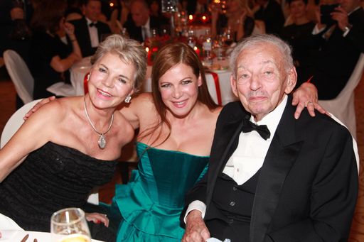  http://www.apa-fotoservice.at/galerie/6262/ Das
märchenhafte Konzert von Starsopranistin Natalia Ushakova wurde am
Sonntagabend vom viergängigen Galadinner des Küchendirektors
Christian Silmbroth und seines Teams im Falkensteiner Schlosshotel
Velden begleitet.