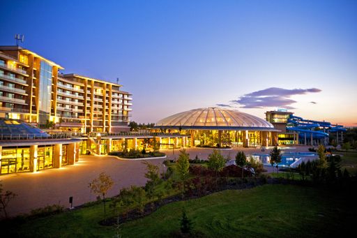  Österreichs größter Betreiber von Thermen- und
Gesundheitsresorts, die VAMED Vitality World, hat die
Betriebsführung des Aquaworld Resort Budapest übernommen. Das
4*-Superior Resort ist eine der beliebtesten Stadtthermen in
Budapest und eines der größten Thermenresorts Ungarns.