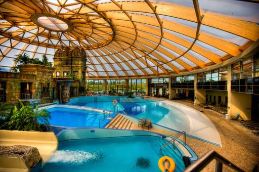Vorschau Bild von Österreichs größter Betreiber von Thermen- und
Gesundheitsresorts, die VAMED Vitality World, hat die
Betriebsführung des Aquaworld Resort Budapest übernommen. Das
4*-Superior Resort ist eine der beliebtesten Stadtthermen in
Budapest und eines der größten Thermenresorts Ungarns.