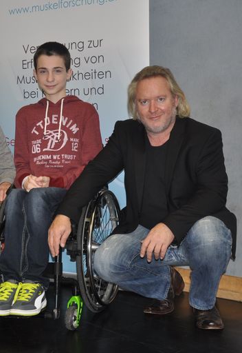 Gregor Seberg stellte sich in den Dienst der
Österreichischen Muskelforschung und spielt die Hauptrolle im neuen
Imagespot „AUFSTEHEN UND SPENDEN!“ An seiner Seite der muskelkranke
Lukas Angerer – ab 12.12.2014 in Kino und TV.