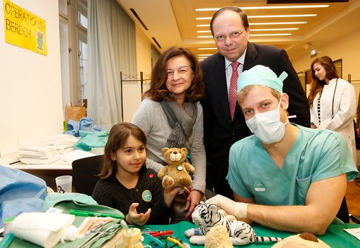  Hunderte Kinder ließen schon am ersten Tag der
Aktion Teddybärenkrankenhaus ihre Kuscheltiere behandeln. Das
Teddybärenkrankenhaus, das es bereits zum 14. Mal gibt, hat am 15.
und 16. Dezember 2014 in der Wiener Ärztekammer für Kids zwischen
fünf und acht Jahren geöffnet. Auch Karin Gutiérrez-Lobos,
Vizerektorin für Lehre, Gender & Diversity der MedUni Wien, und der
Wiener Ärztekammer-Präsident Thomas Szekeres durften am (heutigen)
Montag bei den Untersuchungen der kleinen Lieblinge an den
verschiedenen interaktiven Stationen im Teddy-Spital assistieren.