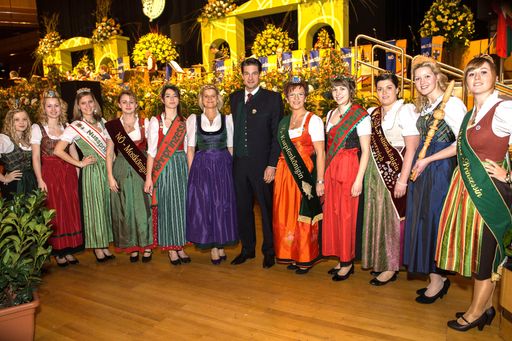 Obfrau Direktorin Klaudia Tanner mit Ballobmann Stefan Jauk und
den Königinnen und Prinzessinnen