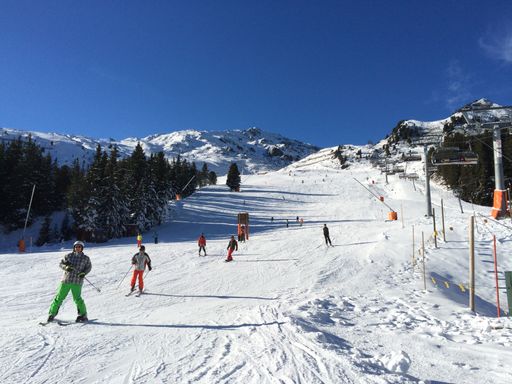  Viele Wintersportler eröffnen ihre Skisaison in
Tirol, so wie hier in Hochzillertal-Kaltenbach.