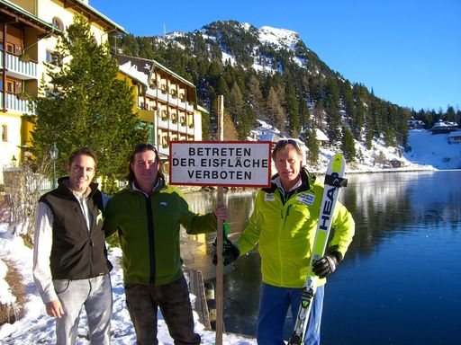 v.l. Christoph Brandstätter (Seehotel
Jägerwirt), Uwe Schirrmeister (Hülser Oktoberfest) und Franz Klammer
bei der Eiswette 2014
