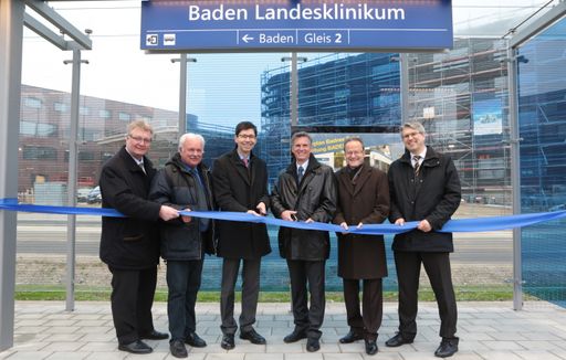 Die Vorstände der Wiener Lokalbahnen, Franz Stöger
und Thomas Duschek, eröffnen gemeinsam mit den Ehrengästen offiziell
die neue Badner Bahn-Haltestelle.