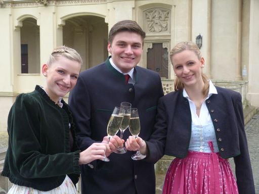 Theresia, Georg und Magdalena stimmen sich auf den
NÖ Trachtenball in Grafenegg am 30. Jänner ein.