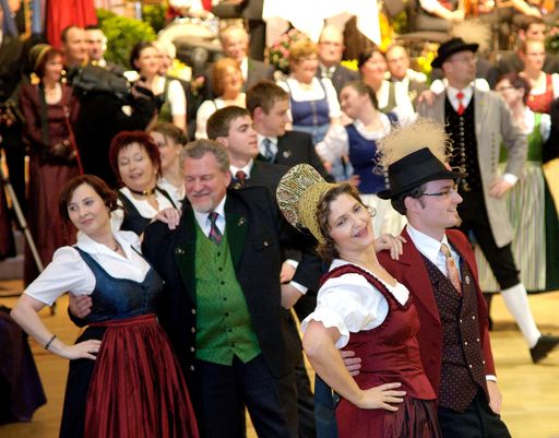 Vorschau Bild von Über 2000 Ballbesucher schwingen beim
Niederösterreichischen Trachtenball das Tanzbein bis in die frühen
Morgenstunden.