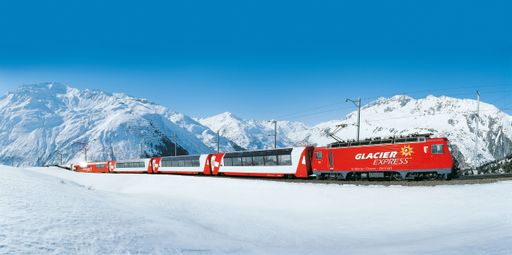 SWISS TRAVEL SYSTEM - Der Glacier Express
verkehrt regelmaessig zwischen St. Moritz in Graubuenden und Zermatt
im Wallis. Am Naetschen bei Andermatt im Kanton Uri.