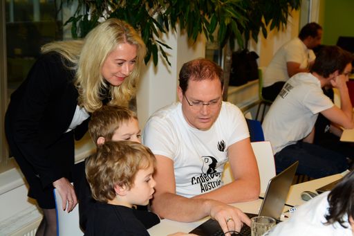  Silvia Schöpf, Vice President UPC, mit Kindern und
CoderDojo Mentor