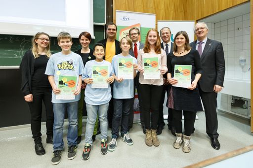  Die PreisträgerInnen mit Mitgliedern der Jury und
GratulantInnen