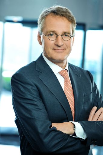 LR Gruppe leitet Führungswechsel ein: Der bisherige
CEO Dr. Jens M. Abend wechselt Ende dieses Jahres aus der operativen
Geschäftsleitung in den Beirat der LR Gruppe. Die weiteren
Geschäftsführer, Patrick Sostmann, Tilo Plöger, Dr. Andreas Laabs
sowie Thomas Heursen, leiten zukünftig gemeinschaftlich das
Unternehmen und setzen die bereits implementierte Wachstums- und
Internationalisierungsstrategie fort.