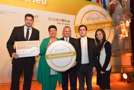  v.l.n.r.: Martin Schneller, UPC Personalabteilung,
Renate Brauner, Vizebürgermeisterin der Stadt Wien, Thomas Hintze,
Chairman UPC Austria, Lukas Permoser und Martha Usein, Lehrlinge UPC
Austria