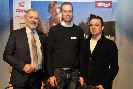 Dr. Gerhard Föger, Land Tirol/Tourismus (links),
begrüßten den Start der Vermieterakademie Tirol in der Region
Hall-Wattens. Geschäftsführer Martin Friede (Bildmitte) und
Bildungsbeauftragter Matthias Lair laden zu Seminaren ab Jänner
2015.