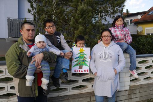  Voll integrierte Flüchtlingsfamilie Abdrahmanov in
St. Paul in Kärnten hofft auf humanitäres Bleiberecht: Papa Akram
und Mama Mahinur mit den Kindern (v.l.n.r.) Amalia (0,5), Ali (10),
Aysha (4) und Malika (8)