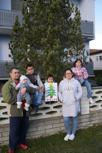 Vorschau Bild von Voll integrierte Flüchtlingsfamilie Abdrahmanov in
St. Paul in Kärnten hofft auf humanitäres Bleiberecht: Papa Akram
und Mama Mahinur mit den Kindern (v.l.n.r.) Amalia (0,5), Ali (10),
Aysha (4) und Malika (8)
