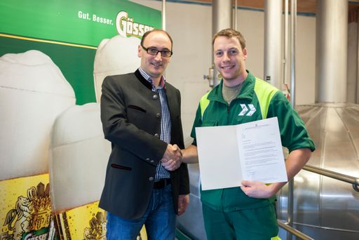 Harald Green, Betriebsleiter in Falkenstein und selbst einst in
der Brauerei Falkenstein ausgebildet, ist auf seinen Lehrling Eric
Wibmer stolz!