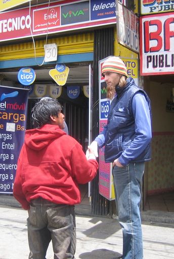 Mit Sternsingerspenden unterstützt hilft Martin
Berndorfer in seinem Projekt "Maya Paya Kimsa" Mädchen und Buben,
die auf der Straße leben, auf ihrem Weg in ein besseres Leben fern
von Straße, Hunger, Gewalt und Kälte.