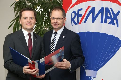 http://www.apa-fotoservice.at/galerie/6293 Im Bild
v.l.n.r.: Bernhard Reikersdorfer, MBA (Geschäftsführung RE/MAX
Austria), Mag. Anton Nenning (Managing Director RE/MAX Austria)
