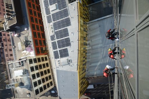Sicher auf dem Dach: VerticalWork-Mitarbeiter bei
der Fensterreinigung in Wien Mitte
