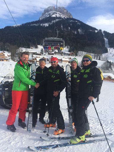 BILD zu TP - Aus den Händen von Loys Grill, dem Eigentümer von
Hagan Ski, erhält Markus Raich, ein erfahrener Alpinist, Berg- und
Flugretter und Chef der Pistenretter im Skiresort Loser die
Tourenskiausrüstungen für sein Loser Rescue Team.